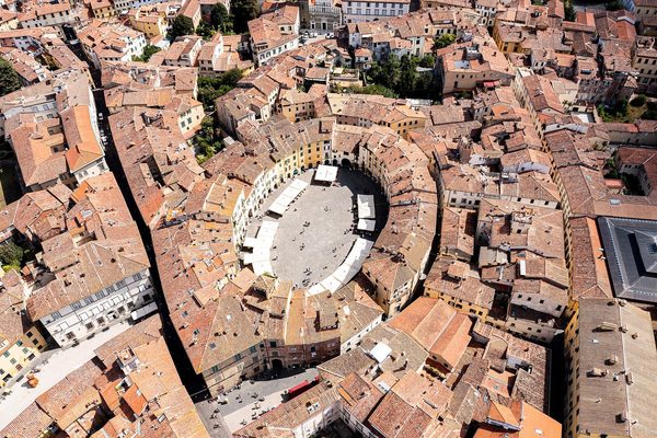 Singles in Lucca: view of the city
